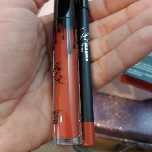 Kylie Cosmetics Matte Lip Kit 22 - Picture 4 of 7